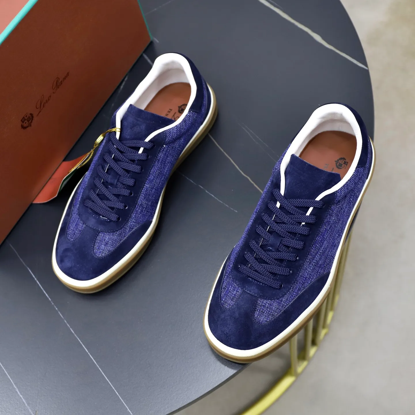 Ex-factory price: 540💰Loro Riana men’s moral training sneakers! Made from high-quality materials and designed in a low-cut silhouette, it offers an elegant and stylish look that's suitable for year-round wear. The unique double-layer sole aesthetic design, caramel cup-shaped outsole is decorated with off-white rubber trim, creating an attractive color combination. Pair with tailored pieces or jeans for a sophisticated yet casual look. The heel is decorated with soft cow leather tongue with Kummel color inserts and cotton laces with embossed LP logo. Upper: cow split suede stitching knitted fabric. Lining: original thickened soft sheepskin. Size: 38-39-40-41-42-43-44 (customized in 45.46)